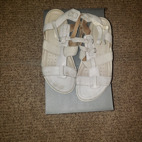 Ecco Women's  Strappy Flats Color Gravel/Moonrock - Picture 1 of 2